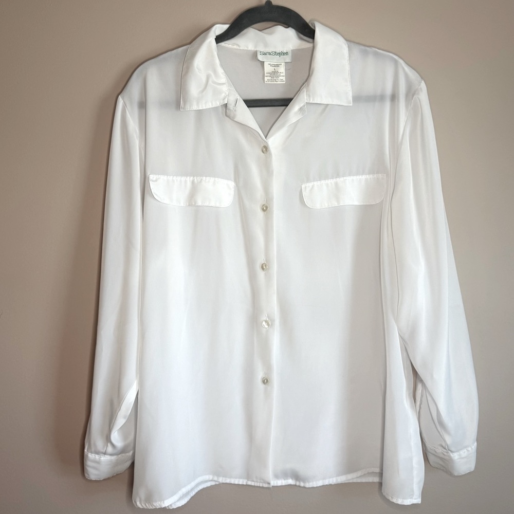 Sara Stephen VTG Flowy shirt V-neck collar and long sleeves Front buttons.